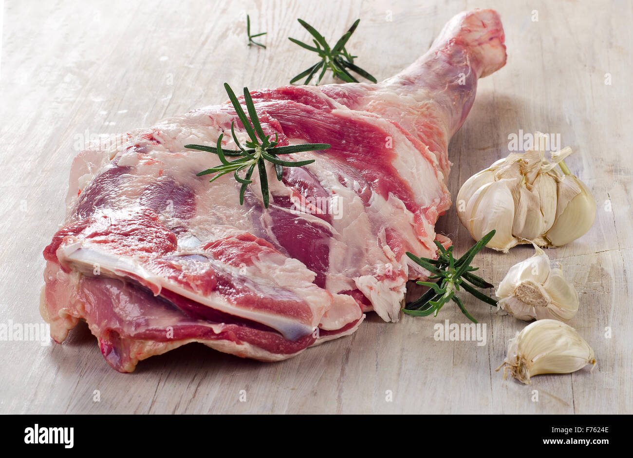 Rohes Lammfleisch Bein auf ein Holzbrett. Selektiven Fokus Stockfoto