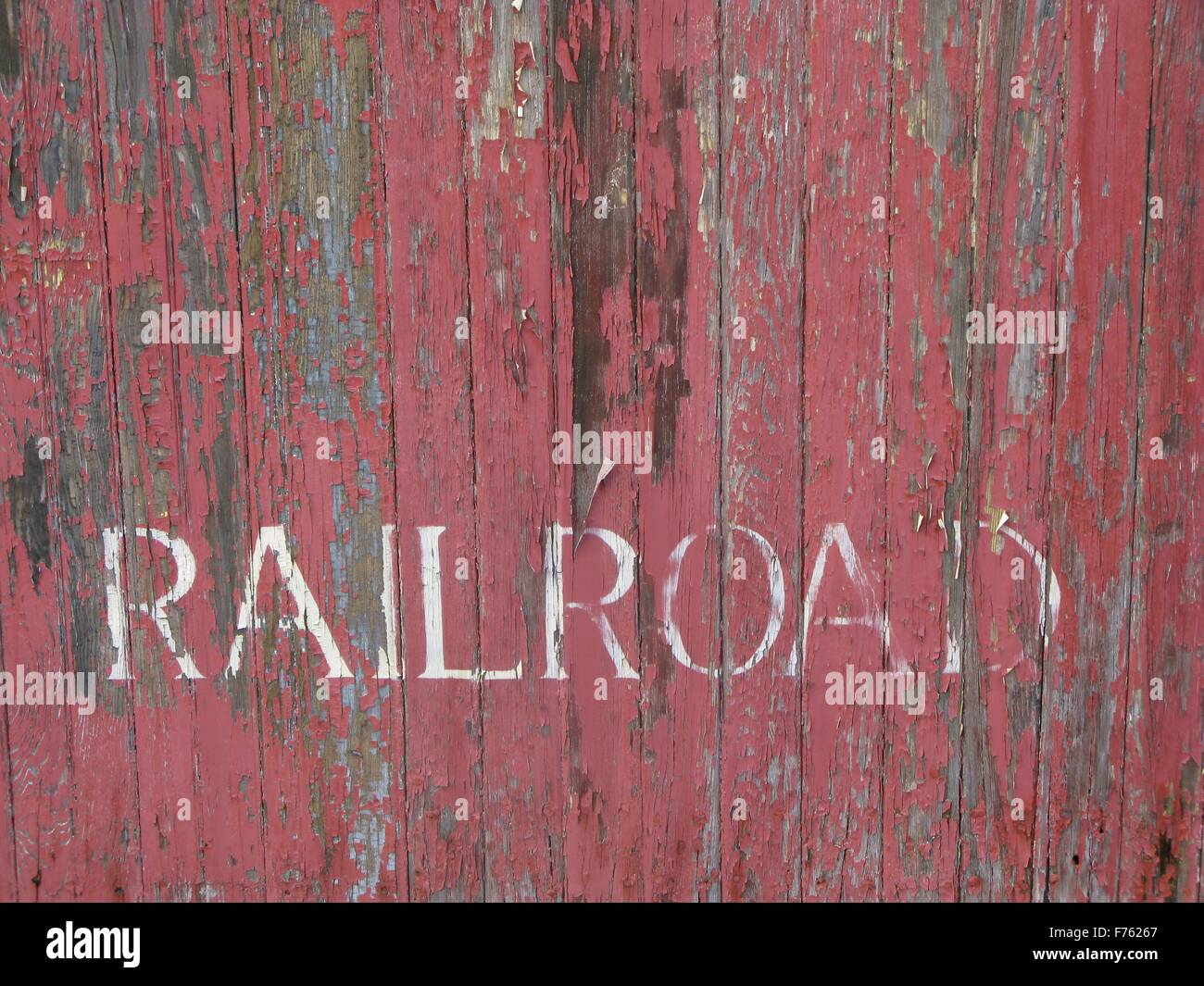 Rot, verwittert, hölzerne Schiene Auto mit dem Wort Schablone Eisenbahn in weißer Schrift. Stockfoto