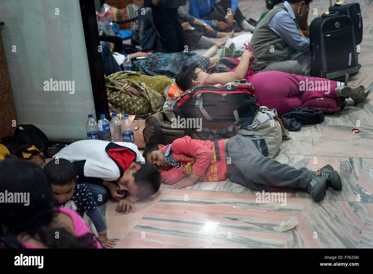 Menschen, die auf dem Boden schlafen, internationaler Flughafen tribhuvan, kathmandu, nepal, asien Stockfoto