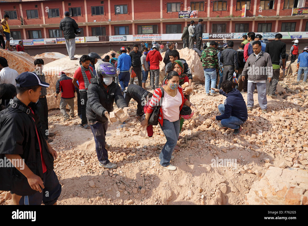 Menschen auf der Suche tot stellen Basis des Dharahara, Kathmandu, Nepal, Asien Stockfoto