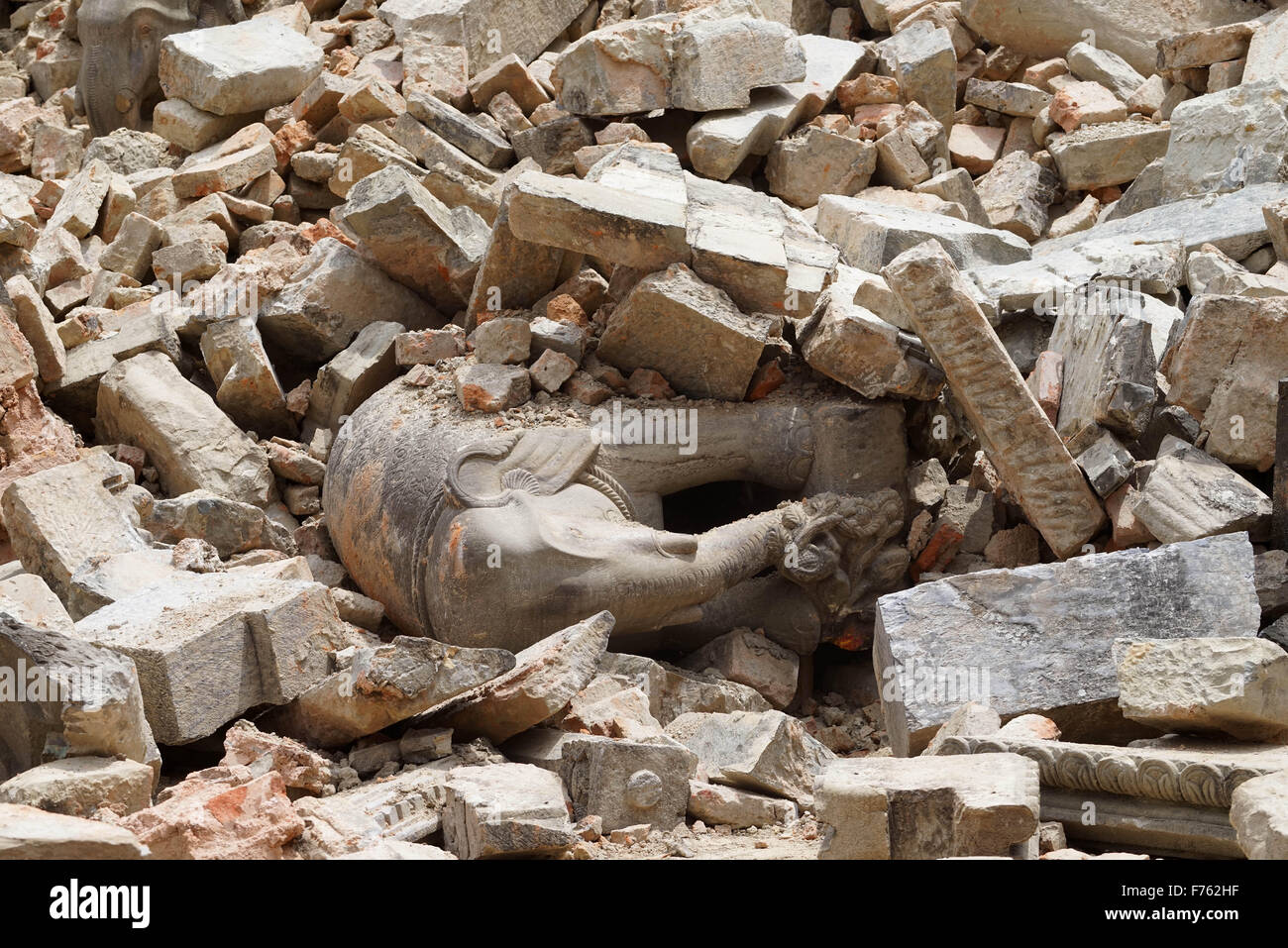 Erdbeben, Erdbeben Nepal, Gorkha-Erdbeben, Erdbeben 2015, Erdbebenschäden, Erdbebenzerstörung, Erdbebenschutt, asiatisches Erdbeben, Kathmandu, Nepal, Asien, Tempel beschädigt Stockfoto