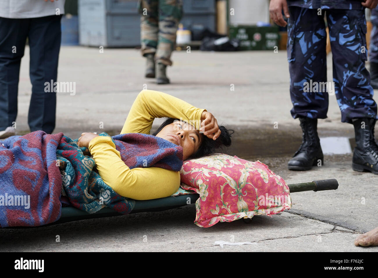 Frau wartet auf medizinische Hilfe, Nepal, Asien Stockfoto