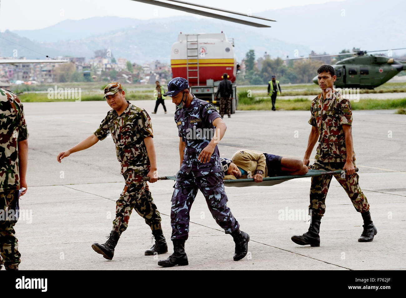 Armeepersonal tragen verletzte Person, Nepal, Asien Stockfoto