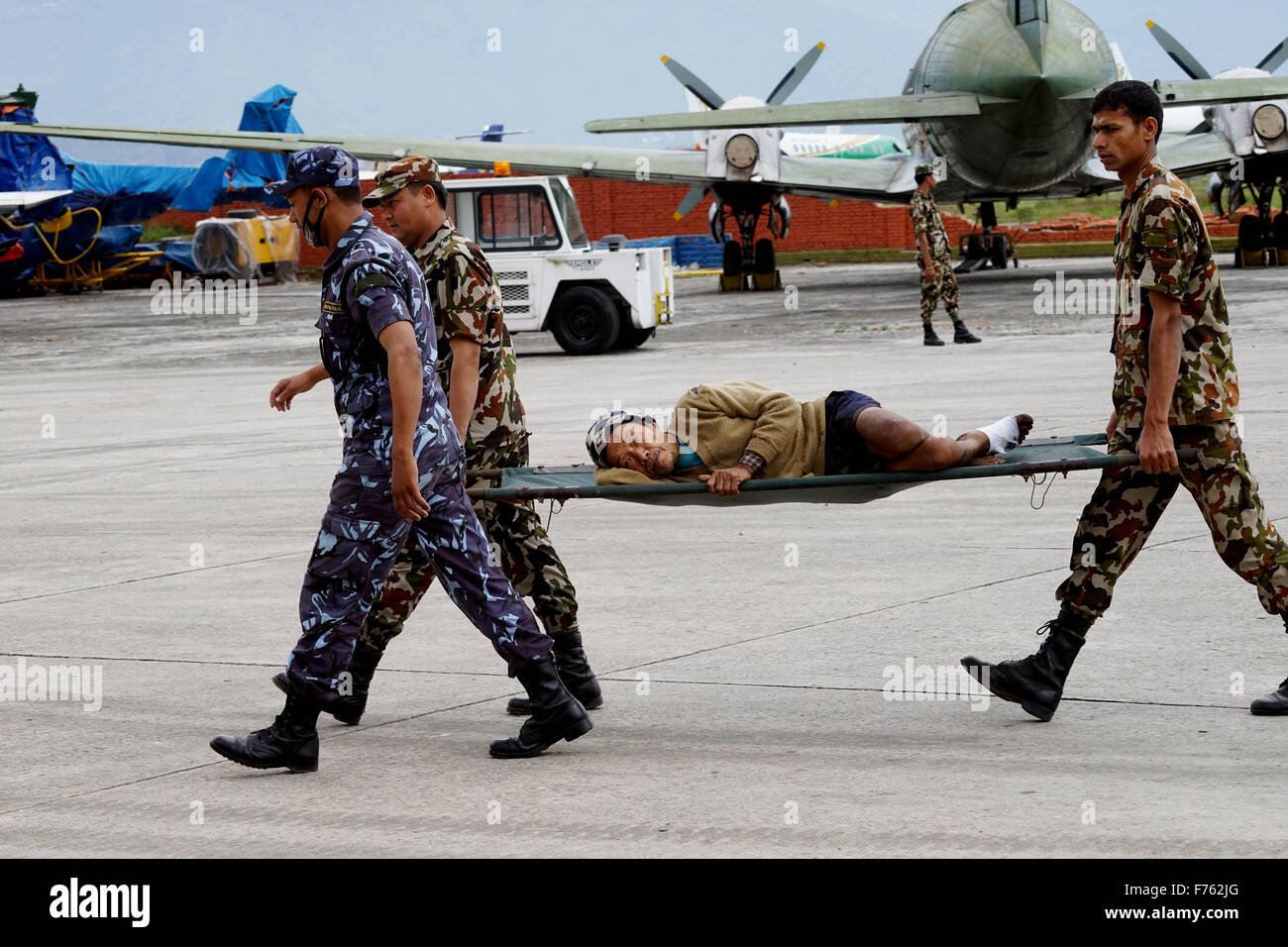Armeepersonal tragen verletzte Person, Nepal, Asien Stockfoto