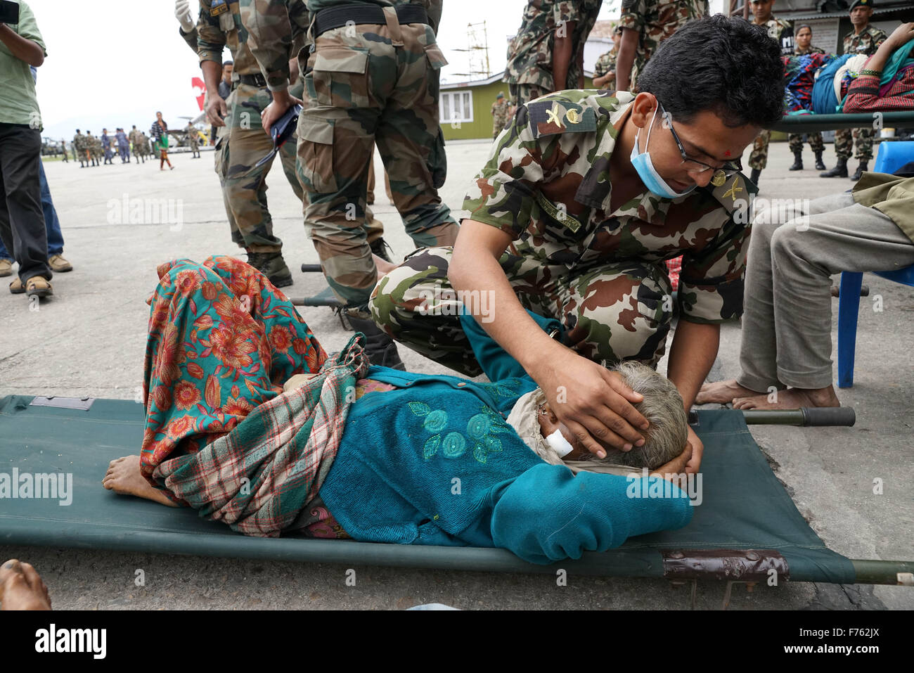Armee-medizinisches Personal zu behandeln, verletzte Person, Nepal, Asien Stockfoto