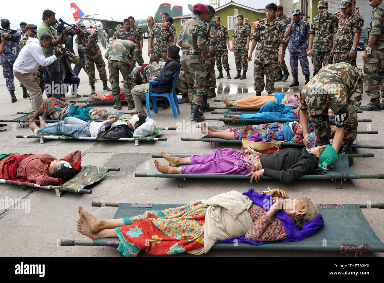 Armee-medizinisches Personal zu behandeln, verletzte Person, Nepal, Asien Stockfoto