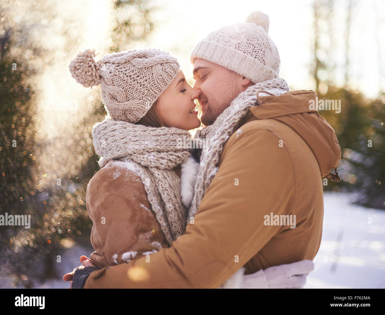 Jungen verliebten Paar in Winterwear zu küssen Stockfoto