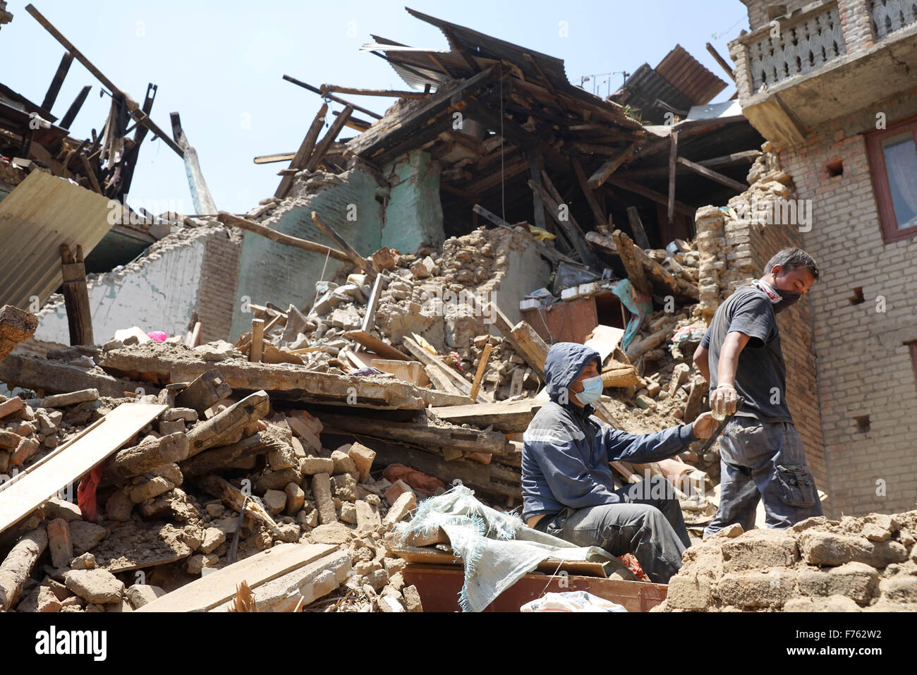 Gorkha Erdbeben 2015 Menschen, die versuchen, die Dinge aus Schutt, Nepal, Asien - asb 193661 Stockfoto