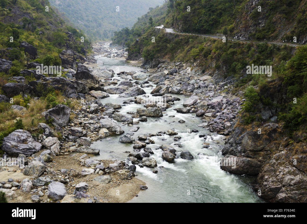 Alaknanda Fluss und Straße, Uttarakhand, Indien, Asien Stockfoto