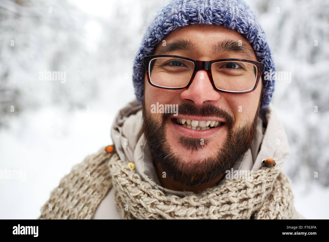 Glücklich Asiaten in Winterwear Blick in die Kamera außerhalb Stockfoto