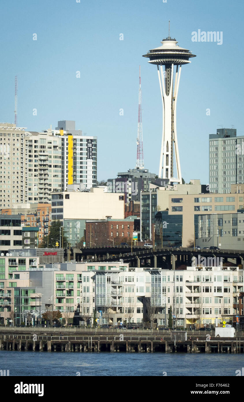 Seattle, Washington, USA. 21. November 2015. Seattle Space Needle, Seattle Center liegt an Bord einer Washington State Ferry in dieser Ansicht, Blick nach Osten über den Gewässern der Elliott Bay im Puget Sound entnehmen. Die Space Needle, bei über 605 Fuß hoch, wurde vom Hotelier Edward E. Carlson und Architekten John Graham Jr. entworfen und gebaut von Auftragnehmer Howard S. Wright für die 1962 Welten Fair. Errichtet um 200 mph Winden und ein 9.1 Erdbeben zu widerstehen, die Space Needle verfügt über eine Aussichtsplattform und ein Drehrestaurant. © David Bro/ZUMA Draht/Alamy Live-Nachrichten Stockfoto