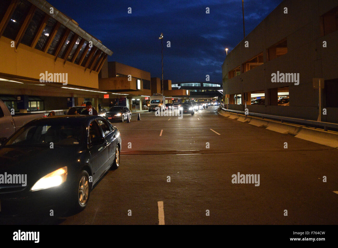 Dallas, Texas, USA. 25. November 2015. Die Pick Up/Drop-off Bereich vor Terminal C am DFW Flughafen immer belebter an LKW-18:00 lokale Nachrichten aus der örtlichen CBS Affiliate im Hintergrund bereit, auf der Thanksgiving-Reisen-Ansturm zu melden. Bildnachweis: Brian T. Humek/Alamy Live-Nachrichten Stockfoto