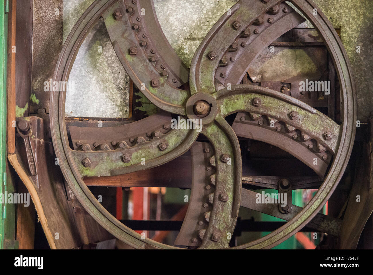 Detail der Vintage Metallzahnräder im landwirtschaftlichen Museum in Südafrika Stockfoto