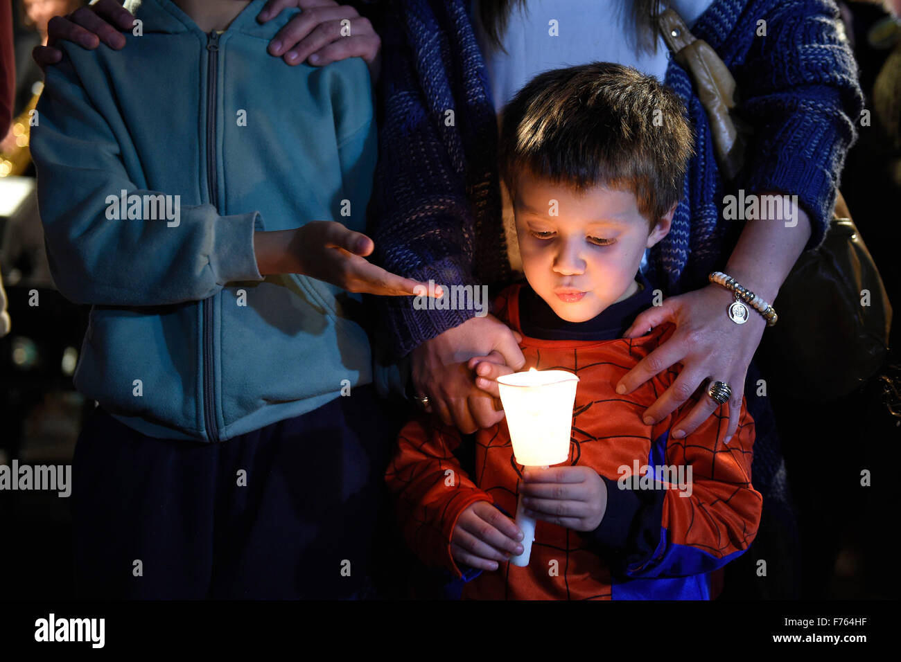 (151126)--MONTEVIDEO, 26. November 2015 (Xinhua)--A Boy hält eine Kerze während eines Marsches gegen Gewalt, die Markierung des internationalen Tages zur Beseitigung von Gewalt gegen Frauen, in der Innenstadt von Montevideo, der Hauptstadt von Uruguay, am 25. November 2015. Laut Lokalpresse, Männer und Frauen marschierten tragen schwarze Kleidung und in der Stille gegen häusliche Gewalt und für die Opfer von Frauenmorden in Uruguay. Die Staatsanwaltschaft von Uruguay erklärte am Mittwoch, dass Frauenmorde als Straftat, kennzeichnend ist, dass es einen Aktionsplan zur Bekämpfung von Gewalt gegen Frauen vorgestellt wurde. (Xinhua/Nicola Stockfoto