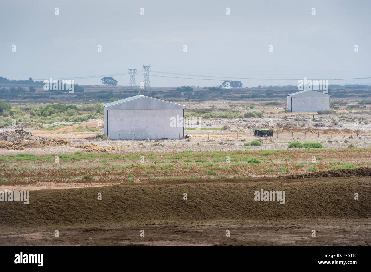 Südafrika - Kleinbauten über offene Nutzflächen. Stockfoto