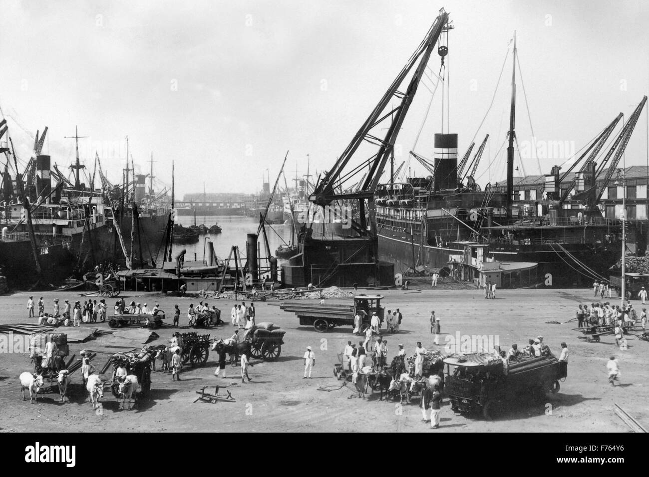 Hafen mit Schiffen, Kränen, Bollerwagen, altes Bild des Jahrgangs 1900, Bombay, Mumbai, Maharashtra, Indien, Asien Stockfoto