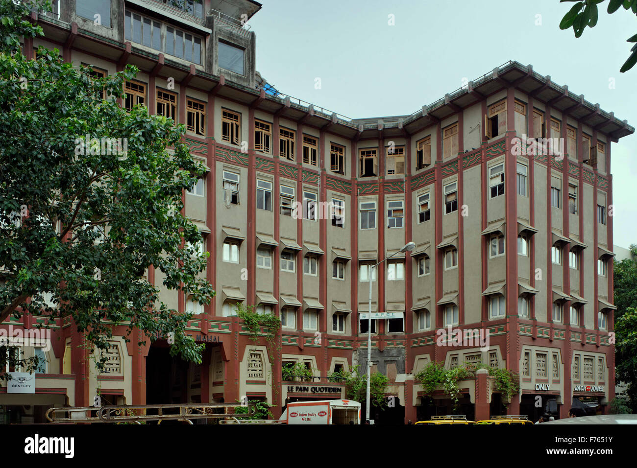 Dhanraj Mahal, Art déco-Gebäude, Apollo Bunder, Colaba, Bombay, Mumbai, Maharashtra, Indien, asiatisch-indischer artdeco; Kunst; deco; Bombay; Gebäude; Struktur; Fassade; Wohnung; Erbe; Motiv; Stil; Architektur; einzigartig; historisch; Schifffahrt; Festung; unesco; Revier; viktorianisch; gotisch; Charakter; Ensemble; Ensemble; Stockfoto