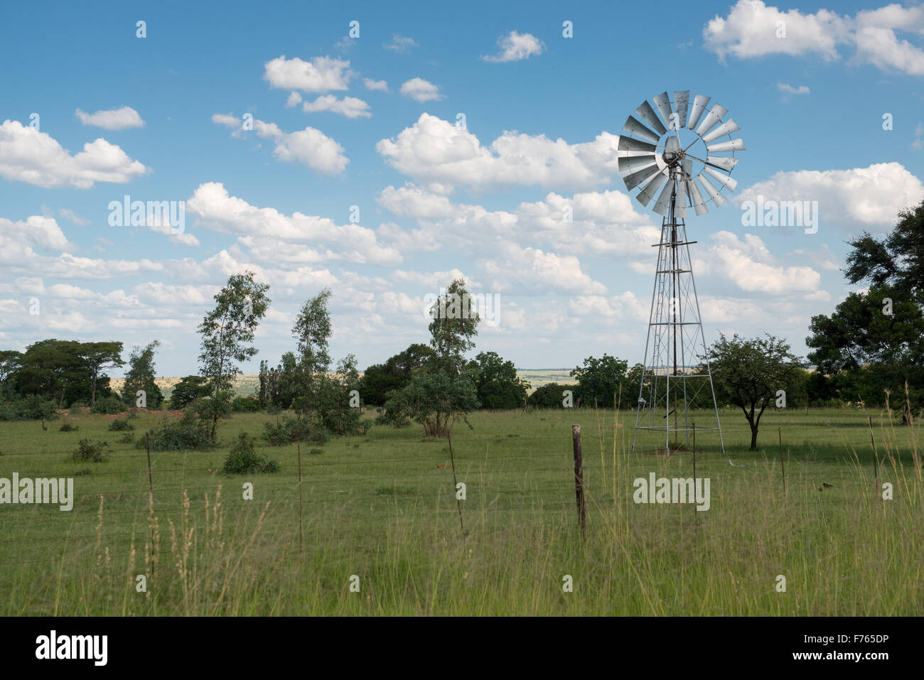 Südafrika - Windmühle auf Bauernhof Stockfoto