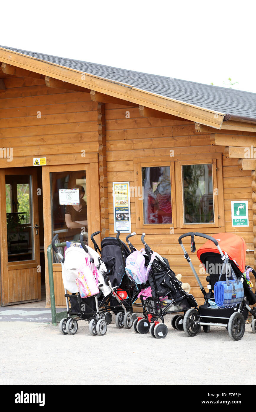 Buggys und Kinderwagen Park außerhalb der Hertfordshire Schmetterling-Attraktion. Juli 2015 Stockfoto