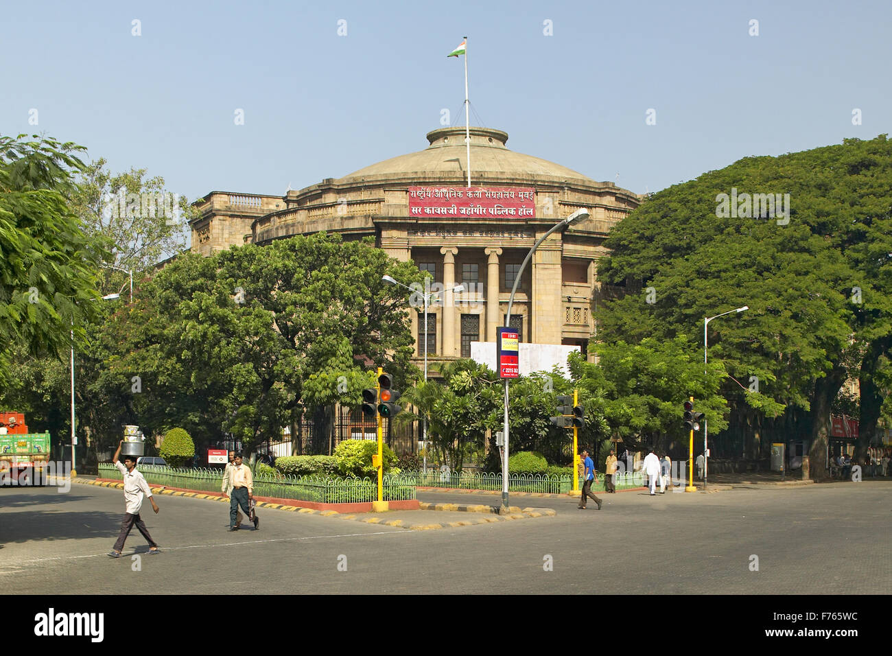 NGMA Nationalgalerie für Moderne Kunst vor Cowasji Jehangir Hall, Mumbai, Maharashtra, Indien, Asien Stockfoto