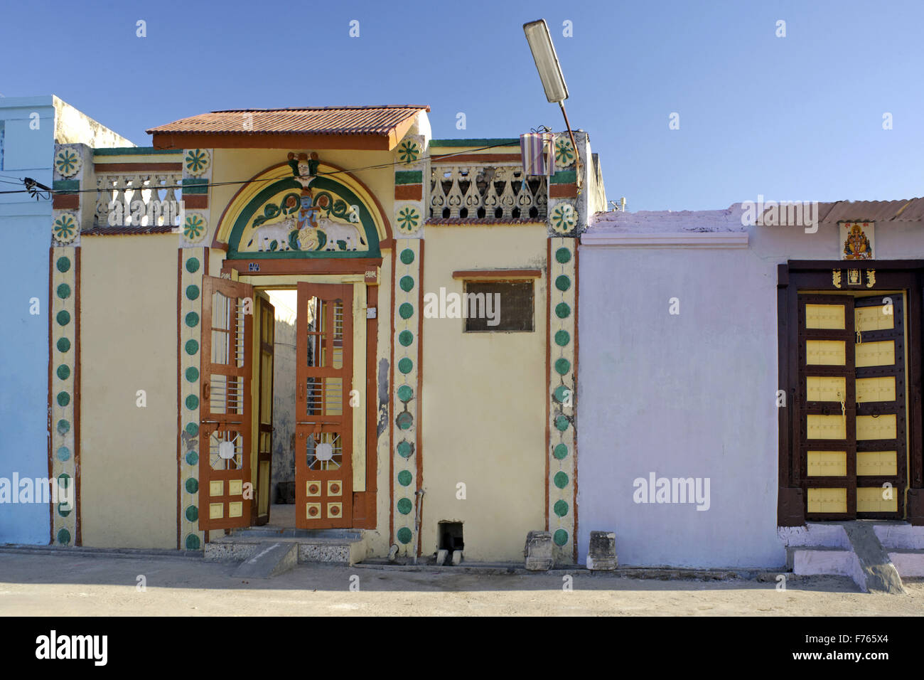 Eingangstür, bemaltes Haus, vadnagar, mehsanah, gujarat, indien, asien Stockfoto