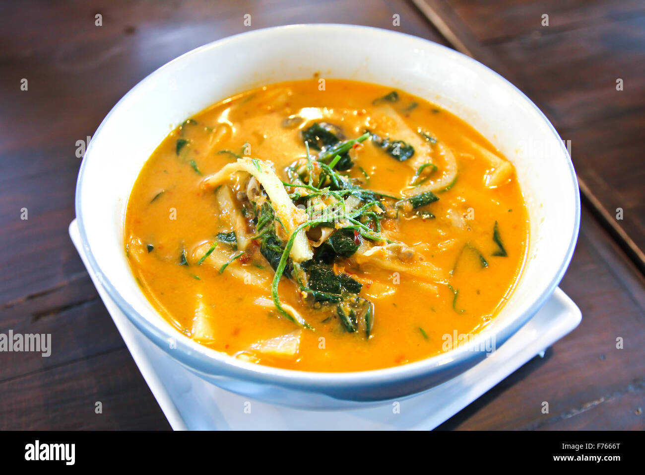 Thailändische Küche (Kang Kua Hoi an Kom): rotes Curry mit Schnecke und Kokosmilch Stockfoto