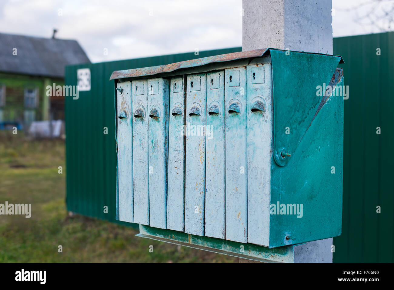 Alte Spalte im Dorf mehrere Postfach zugeordnet Stockfoto
