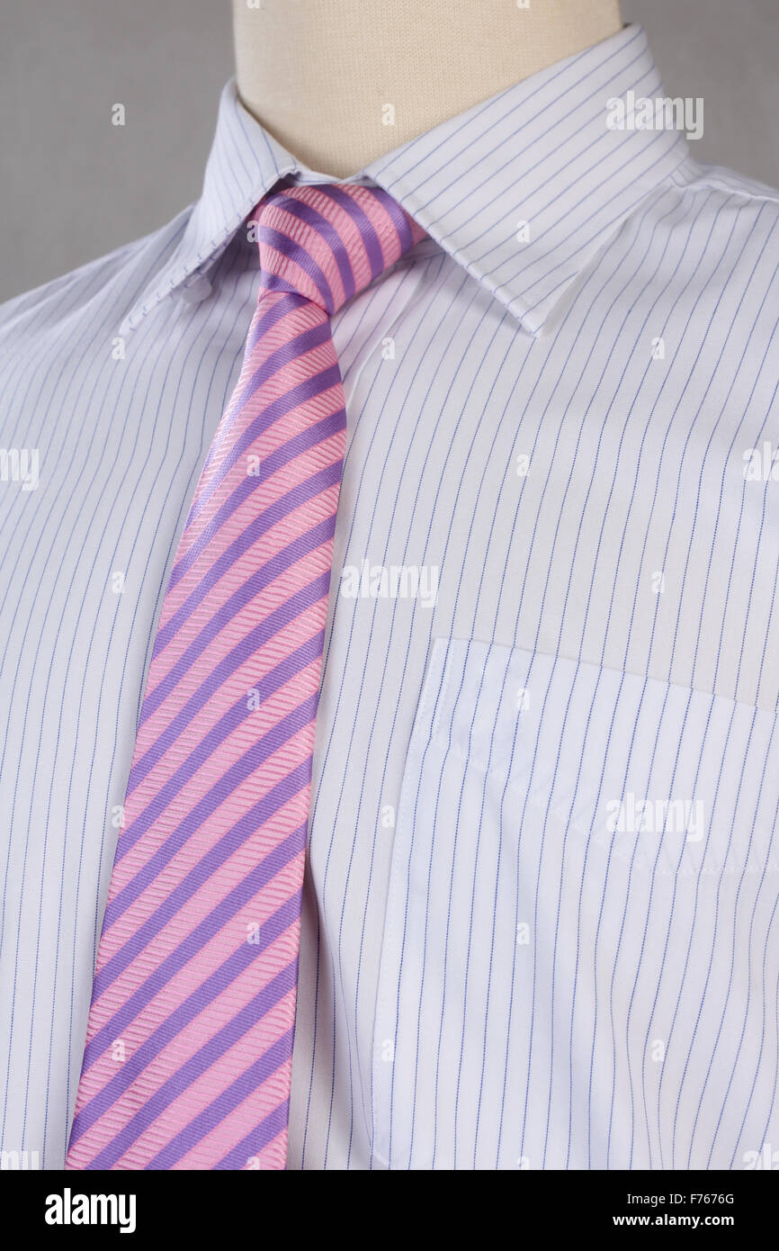 Neues Hemd mit Krawatte, Studio gedreht Stockfoto