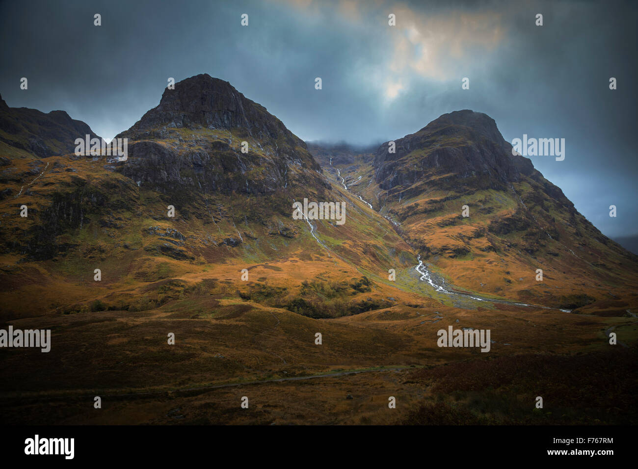 Niedrige Wolken sammeln über den Pass von Glen Coe, Lochaber, Highlands, Schottland Stockfoto