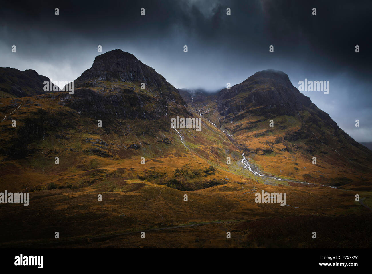 Schwere dunkle Gewitterwolken zu sammeln, über den Pass von Glen Coe, Lochaber, Highlands, Schottland Stockfoto