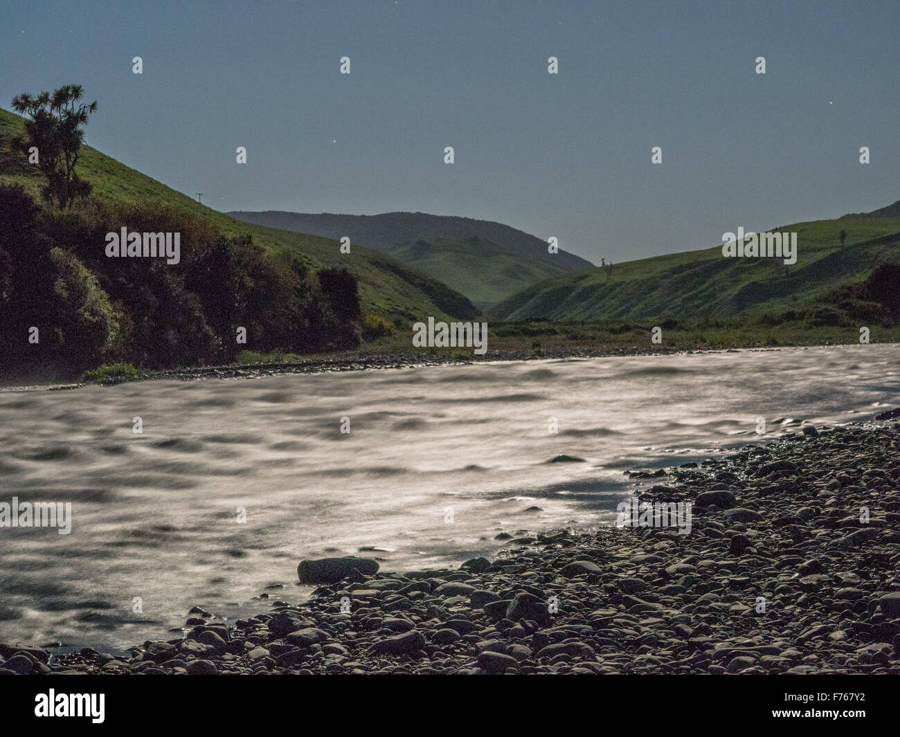 Moon River. Mondschein auf dem Hochland-Fluss bei Springvale Brücke auf der Napier Taihape Autobahn, Nordinsel, Neuseeland. Stockfoto