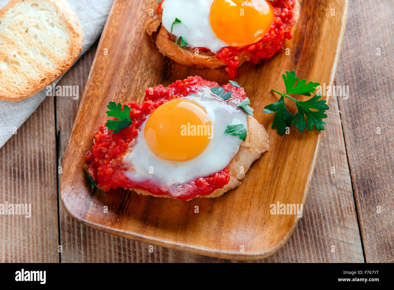 Spiegeleier mit Tomatensauce auf bruschetta Stockfoto