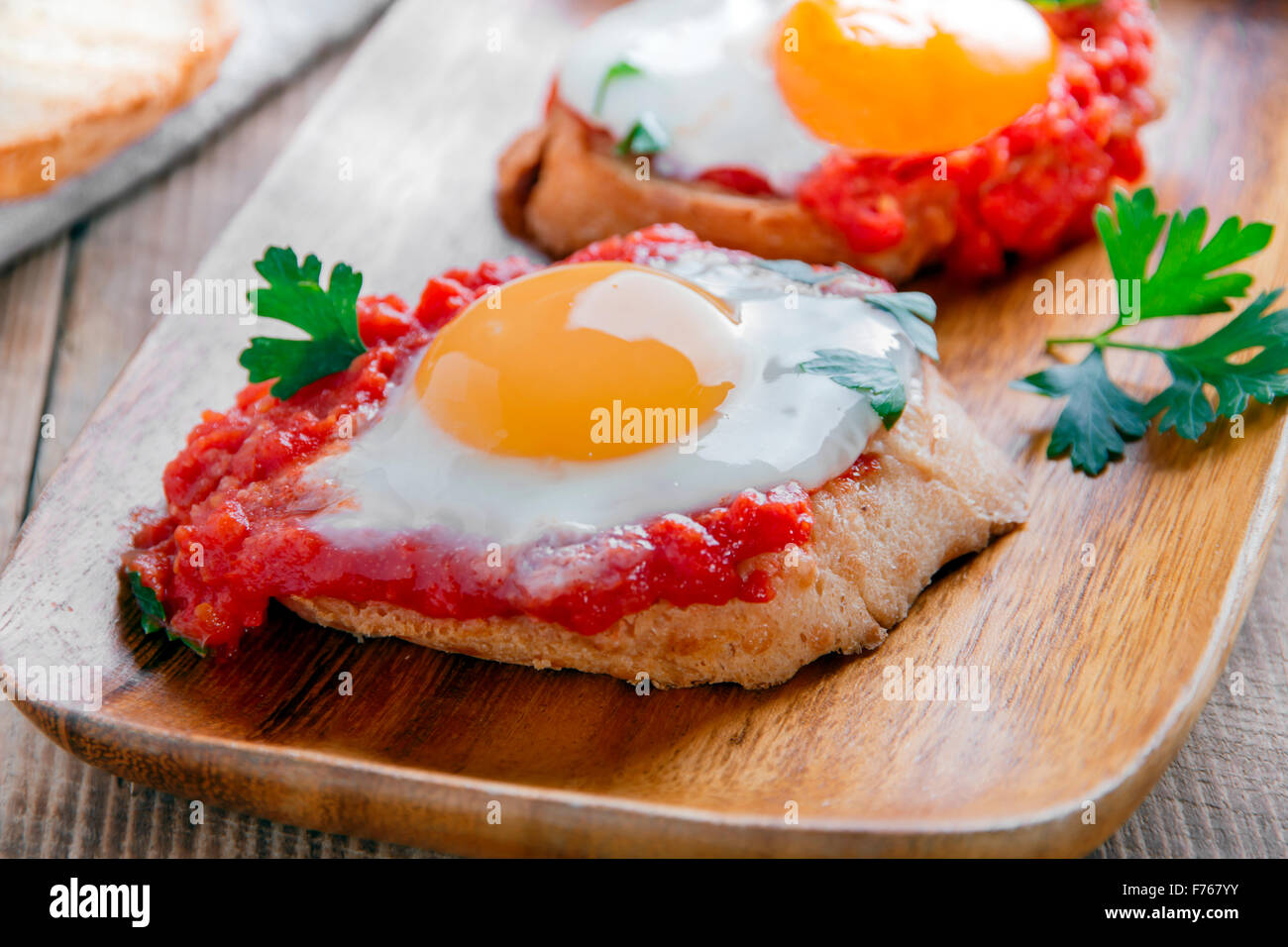 Spiegeleier mit Tomatensauce auf bruschetta Stockfoto