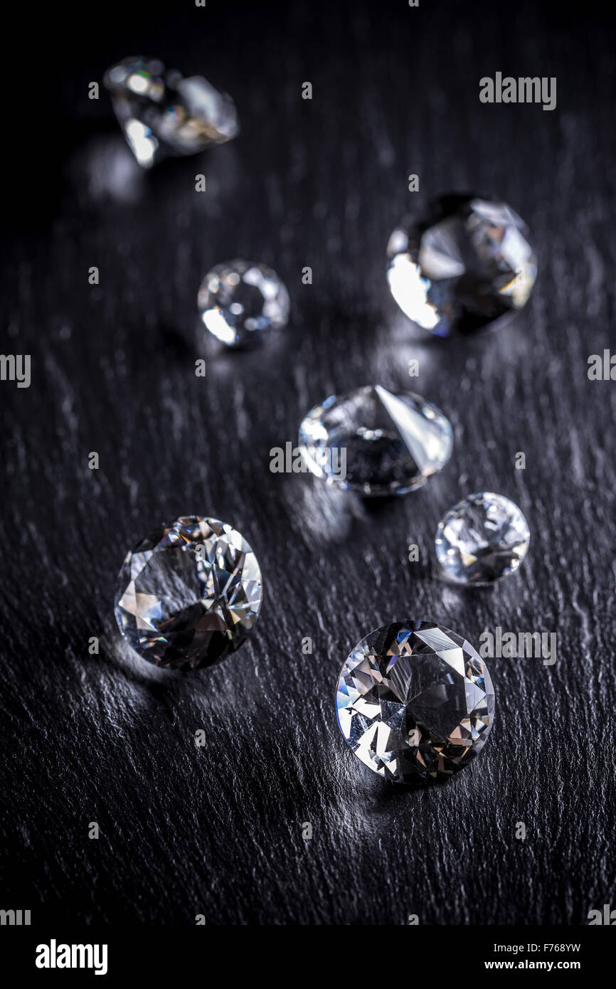 Glänzende Diamanten auf dunklem Hintergrund Stockfoto