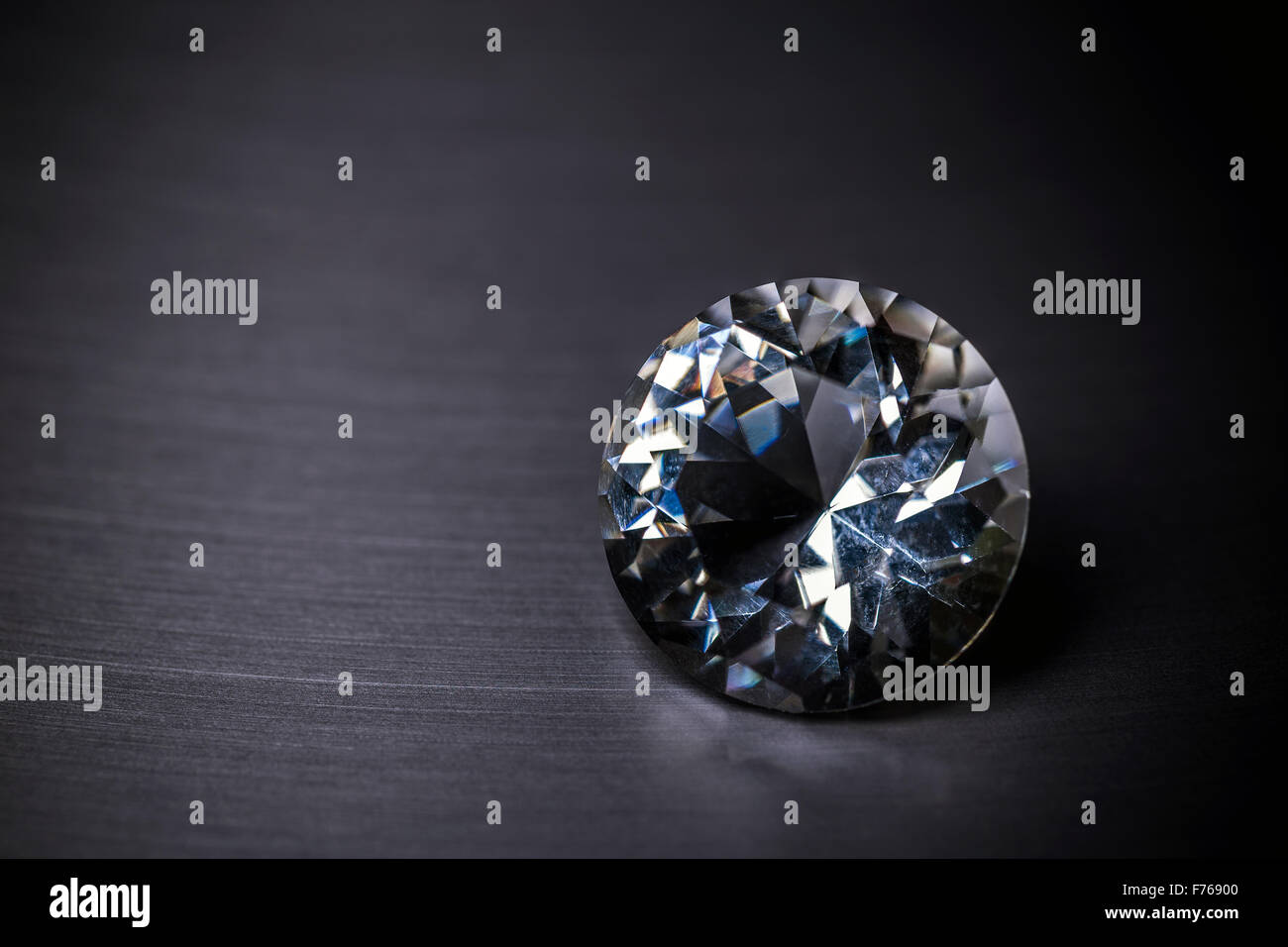 Glänzende Diamanten auf dunklen Metalloberfläche Stockfoto