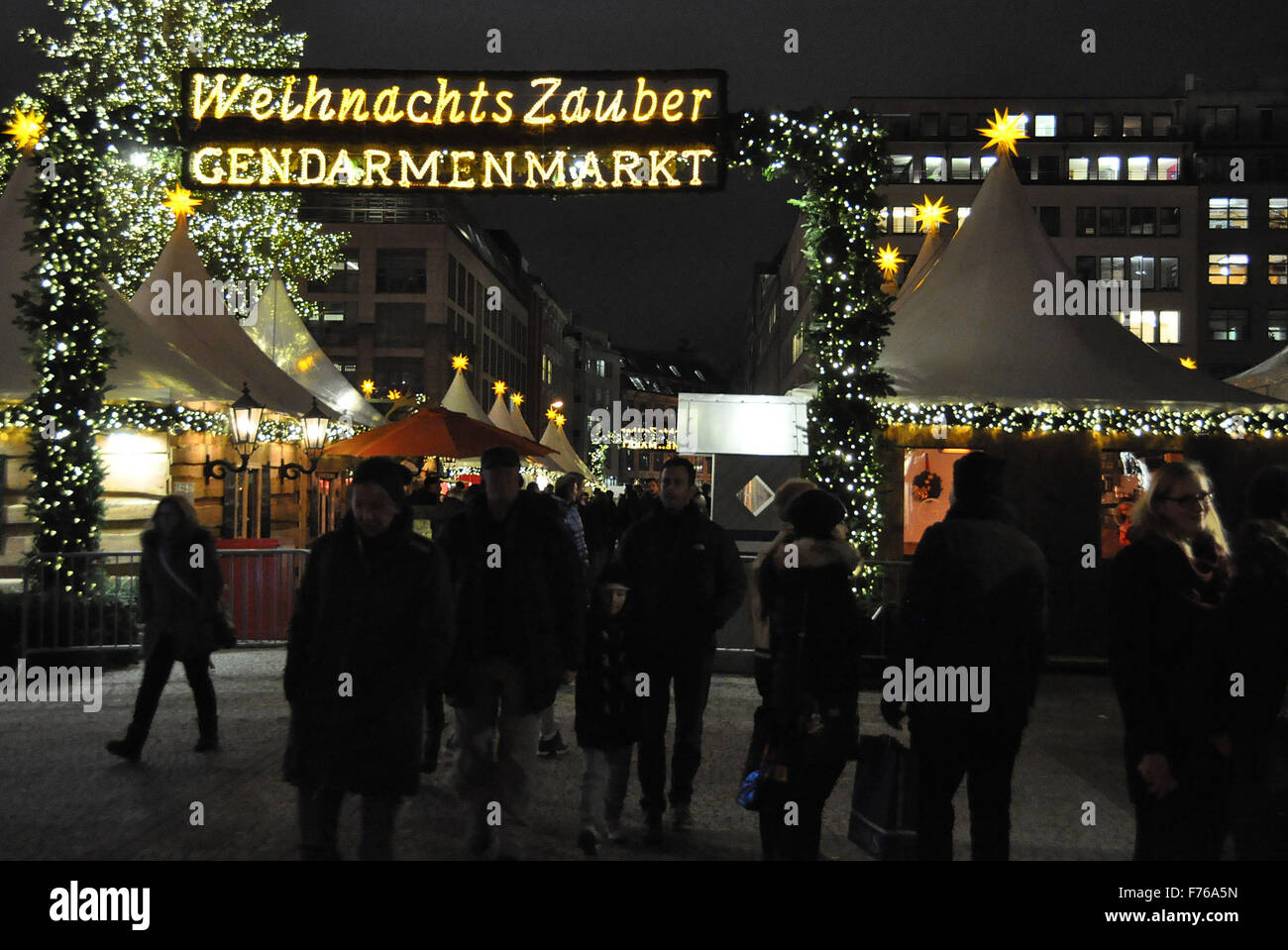 Berlin, Deutschland. 25. November 2015. Weihnachtsmarkt in Berlin, Deutschland, am 25. November 2015. © Jakub Strihavka/CTK Foto/Alamy Live-Nachrichten Stockfoto