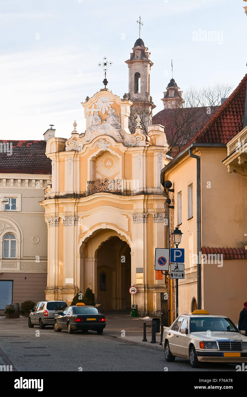Das Tor von der Straße in den Hof des Klosters Basilian Stockfoto