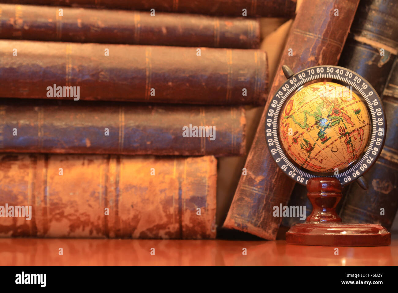 Alte Bücher und Globus Stockfoto