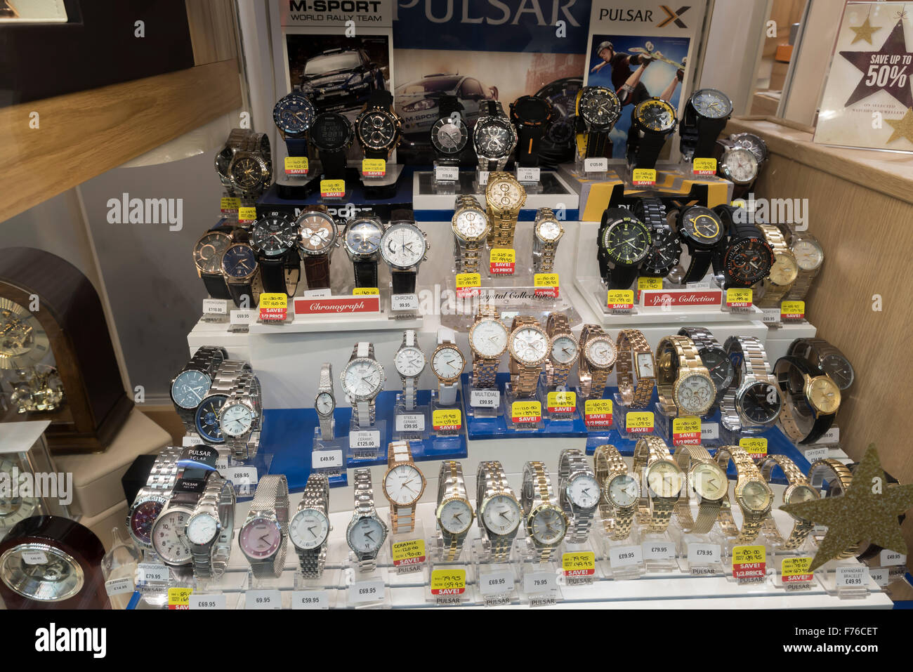 Armbanduhren in Juweliere Schaufenster verkauft Stockfoto