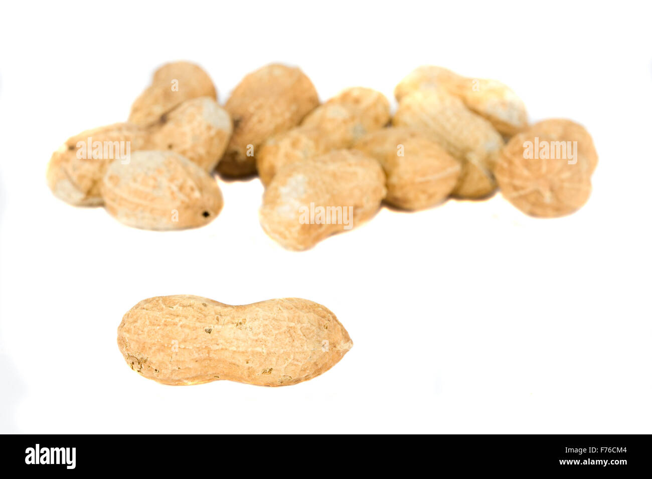einige natürliche Erdnüsse auf weißem Hintergrund Stockfoto