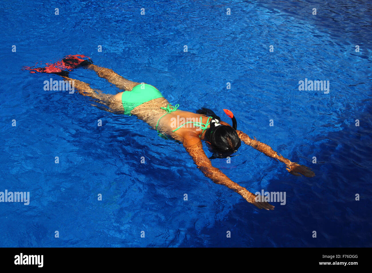 Asiatische Frauen, die in einem Schwimmbad in Bali Schnorcheln Stockfoto