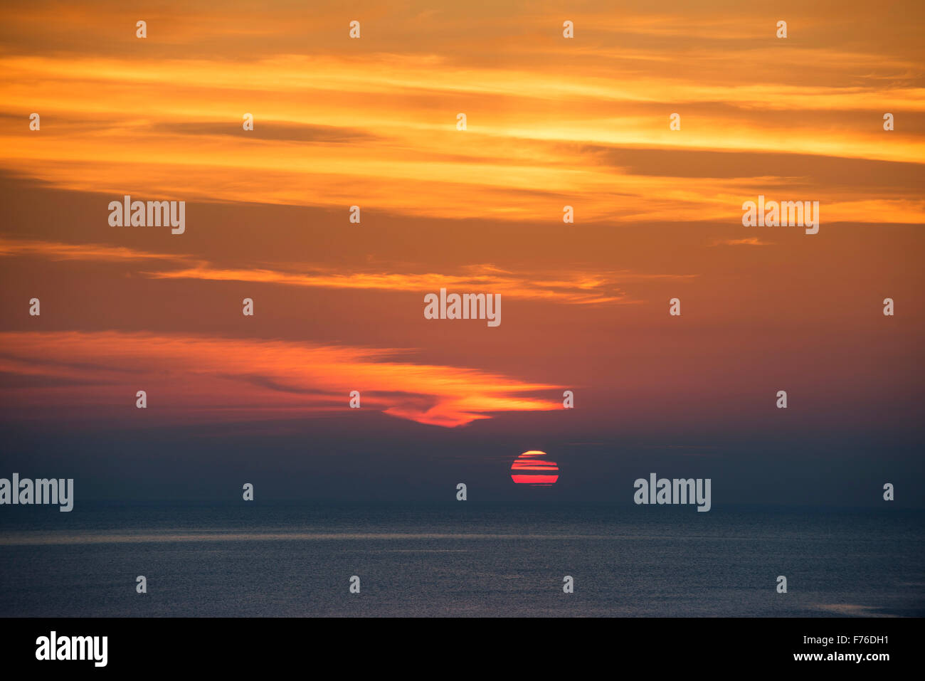 Sonnenuntergang über dem Atlantik entlang der Co. Kerry, Irland Stockfoto