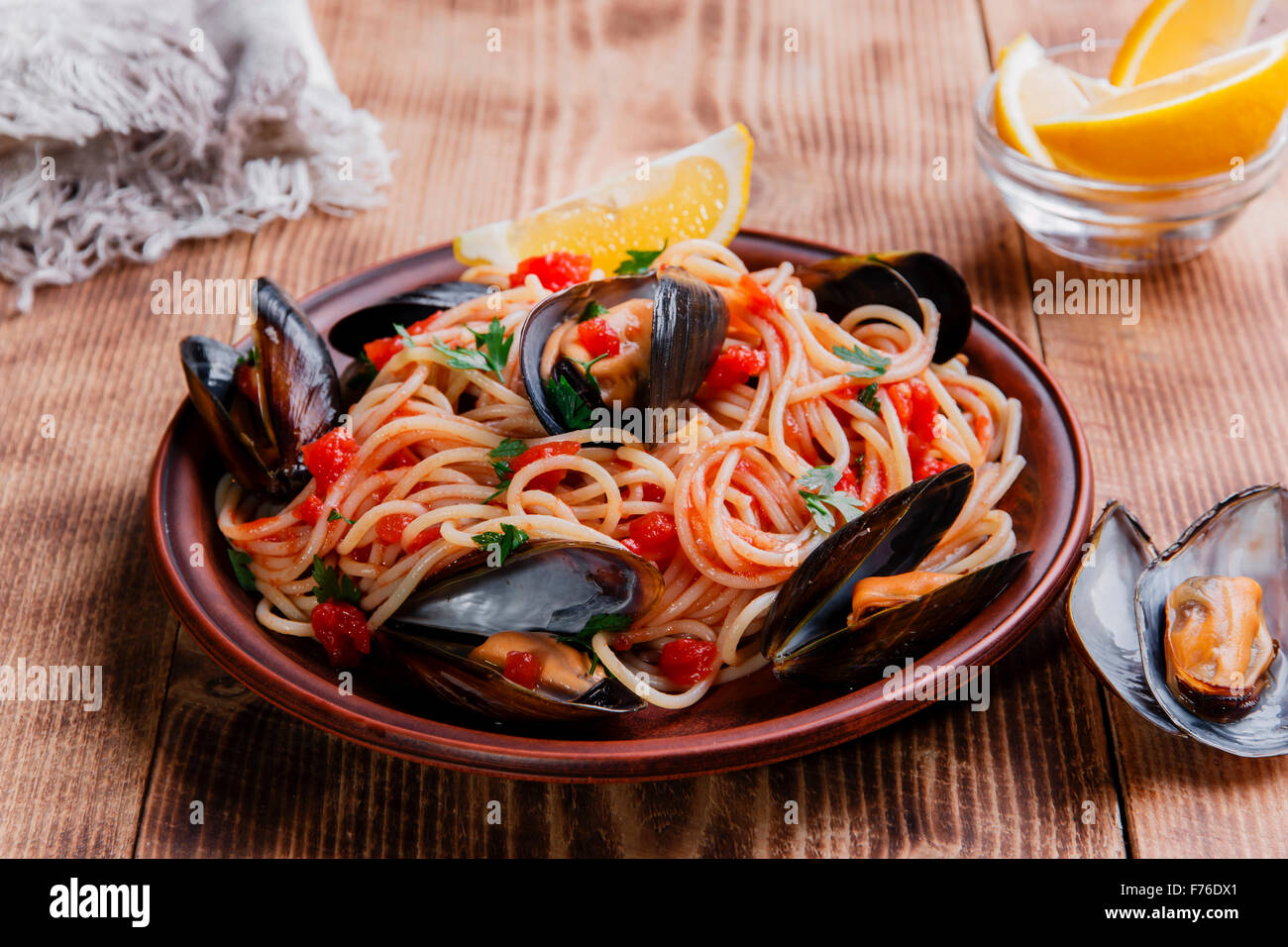 Spaghetti mit Muscheln Austern in Tomatensauce Stockfoto