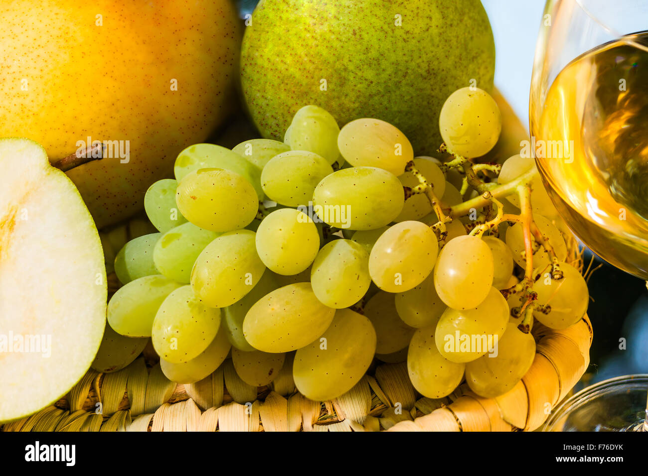 Reife saftige appetitlich Trauben, Birnen und Glas Wein auf Spiegel-Hintergrund Stockfoto