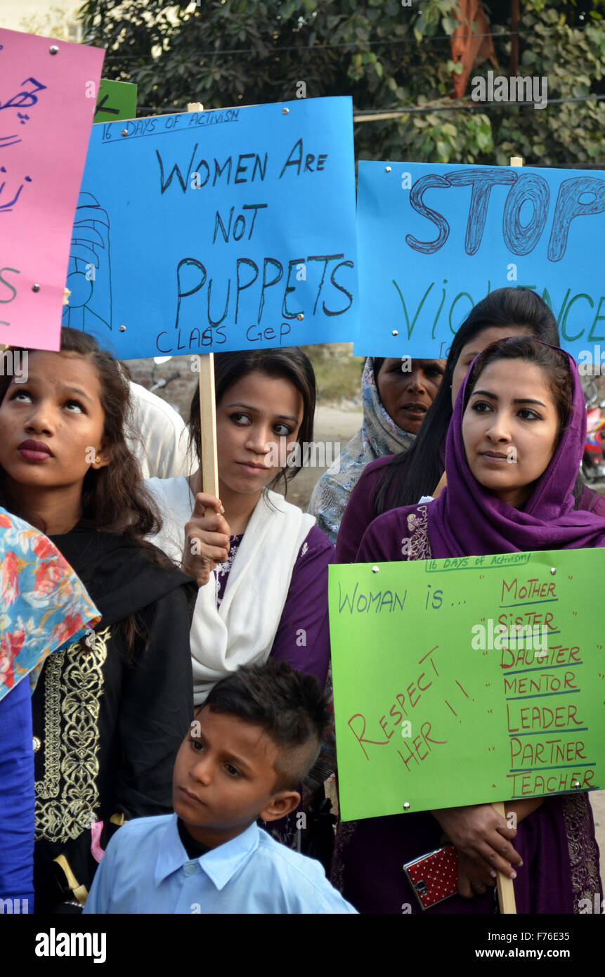 Lahore. 25. November 2015. Pakistanische Frauen halten Plakate während einer Demonstration anlässlich des internationalen Tages zur Beseitigung von Gewalt gegen Frauen im östlichen Pakistan Lahore, 25. November 2015. 1999 erklärt die Generalversammlung der Vereinten Nationen zum internationalen Tag zur Beseitigung von Gewalt gegen Frauen zur Sensibilisierung der Öffentlichkeit für ernsthaftes Problem 25 November. © Jamil Ahmed/Xinhua/Alamy Live-Nachrichten Stockfoto