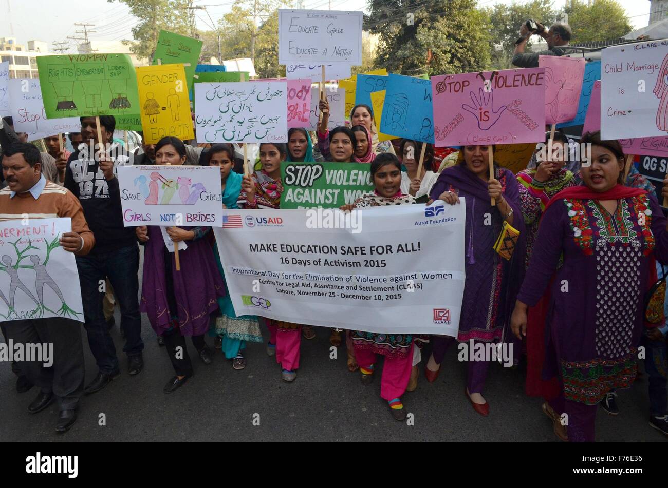 Lahore. 25. November 2015. Pakistanische Frauen halten Plakate während einer Demonstration anlässlich des internationalen Tages zur Beseitigung von Gewalt gegen Frauen im östlichen Pakistan Lahore, 25. November 2015. 1999 erklärt die Generalversammlung der Vereinten Nationen zum internationalen Tag zur Beseitigung von Gewalt gegen Frauen zur Sensibilisierung der Öffentlichkeit für ernsthaftes Problem 25 November. © Jamil Ahmed/Xinhua/Alamy Live-Nachrichten Stockfoto