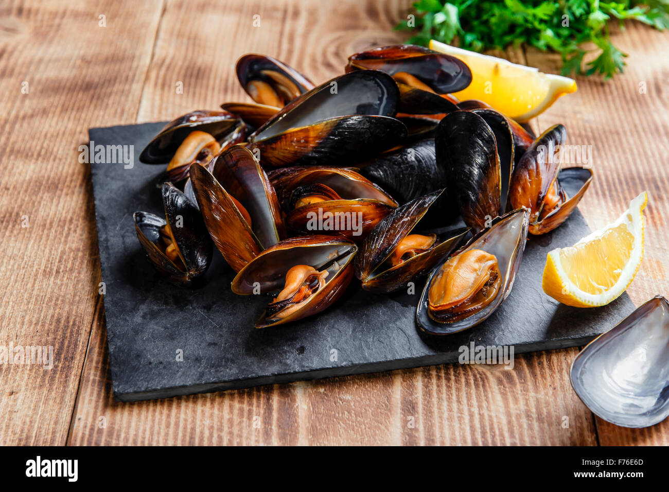 Muscheln, Austern mit Zitrone und Kräutern gedünstet Stockfoto