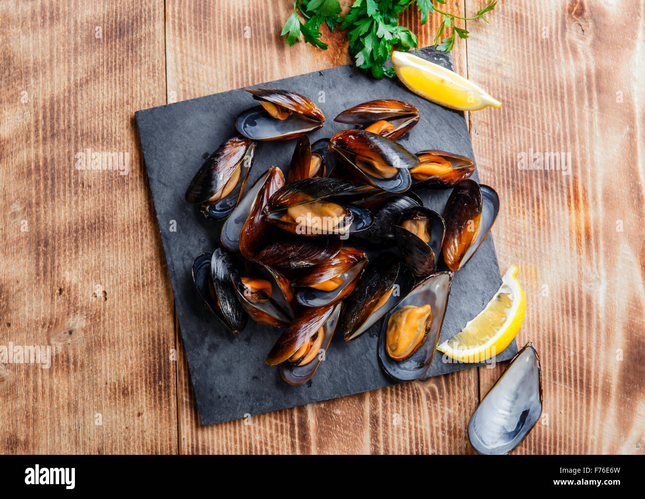 Muscheln, Austern mit Zitrone und Kräutern gedünstet Stockfoto