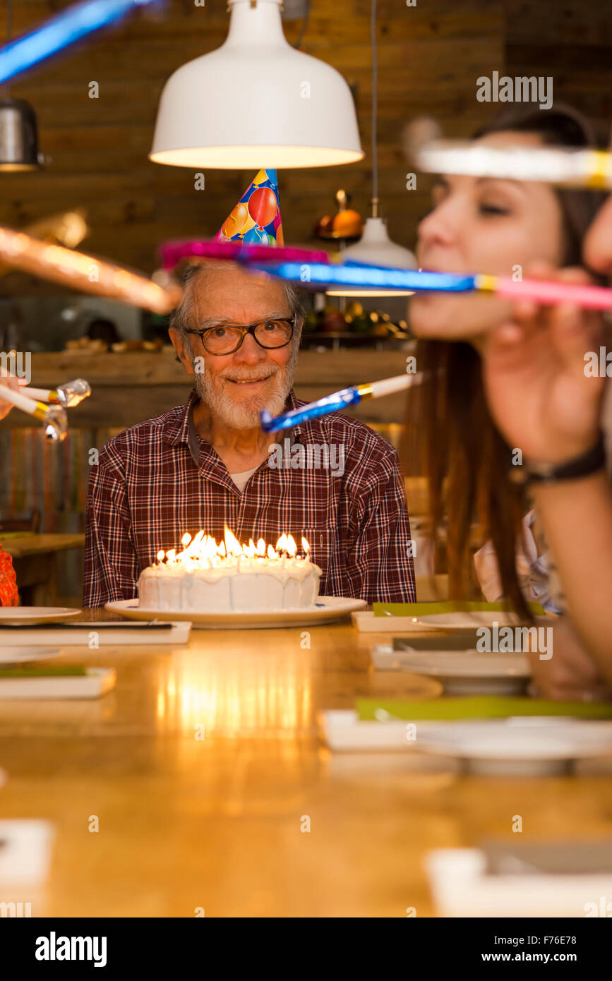 Große Familie feiern den Geburtstag des Großvaters Stockfotografie - Alamy