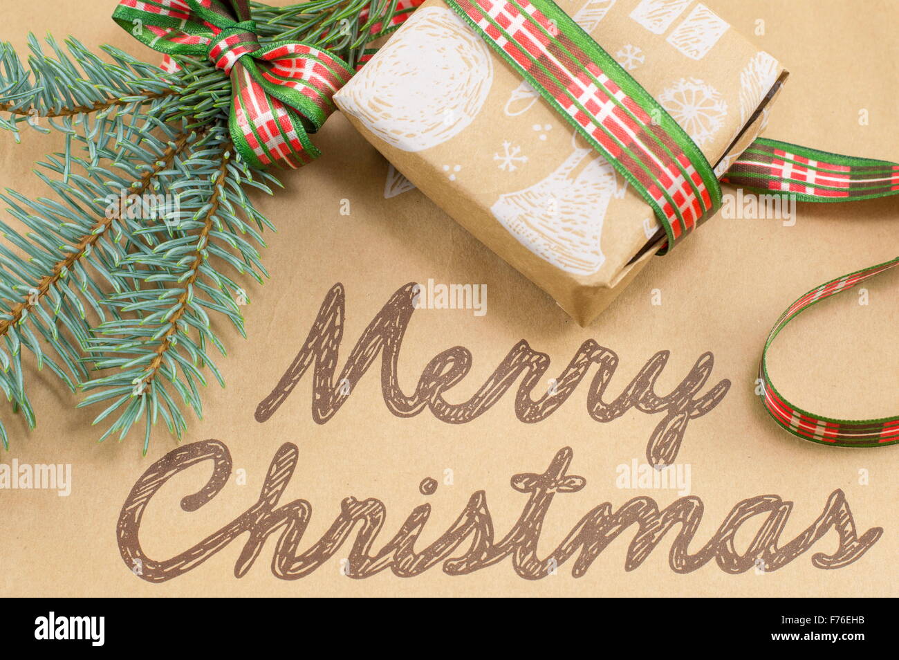 Lustige Weihnachtskarte mit geschmückter Weihnachtsbaum Gegenwart und Tanne Stockfoto
